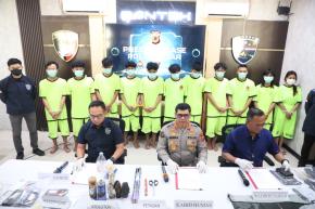 Polda Jabar Ungkap 12 Tersangka Kasus Bom Molotov, 11 Dihadirkan dalam Konferensi Pers