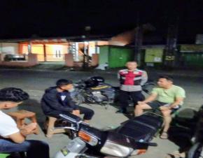 Personil Polsek Tegalwaru Patroli Malam Sambang Warga Ajak Jaga Keamanan Jauhi Tawuran