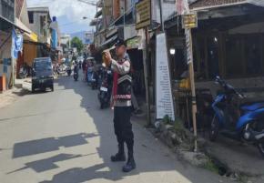 Cegah Kemacetan di Perempatan Pasar Loji, Sigap Personil Polsek Tegalwaru Giat Patroli Siang