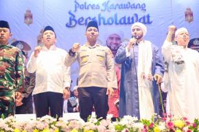 Polres Karawang Bersholawat Bersama Habib Syech bin Abdul Qodir Assegaf