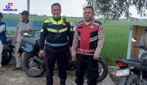 Personel Polsek Lemahabang Sosialisasikan Pelarangan Knalpot Tidak Sesuai Spesifikasi Teknis Di Desa Pasirtanjung