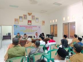 Bhabinkamtibmas Polsek Tegalwaru Kompak Bareng Pembina TNI Ikut Rapat Minggon Desa