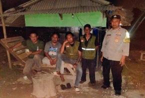 Bhabinkamtibmas Polsek Klar Sambang Warga di Pos Ronda Desa Sukamulya