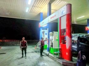 Anggota Polsek Batujaya melaksanakan Patroli Prekat di SPBU Batujaya pada malam hari