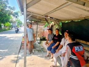 Polisi Batujaya Sambangi dan Himbau Masyarakat Desa Karyamulya tentang Kamtibmas