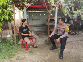 Bhabinkamtibmas Desa Walahar Laksanakan Patroli Sambang dialogis Siang Hari