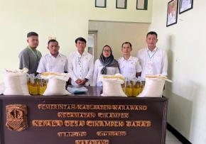 Warga Sambut Antusias, Penyaluran Bansos di Desa Cikampek Barat Berlangsung Secara Bertahap Hingga Akhir Berjalan Lancar