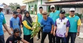 GEBER BBM 2026, Warga Telagasari Gotong Royong Bersihkan Masjid dan Tanam Pohon Mangga