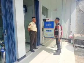 Personil Polsek Tempuran laksanakan Patroli Siang hari ke perbankan Wilkum kecamatan Tempuran, Pastikan objek Vital dalam keadaan aman.