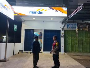 Anggota Polsek Batujaya Kembali Cegah GU Kamtibmas di Bank Mandiri Unit Batujaya pada Malam Hari