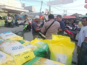 Polsek Purwasari Polres Karawang Jual Beras Murah Guna Ringani Beban Pangan Masyarakat Secara Door To Door