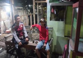 Bripka Satim Anggota Polsek Banyusari Getol Melaksanakan Sosialisasikan Bahaya Judi Online Kepada Masyarakat