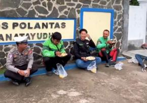 Pererat Silaturahmi, Satlantas Polres Karawang Ajak Abang Ojol Makan Bersama sambil Sosialisasi Tertib Lalu Lintas