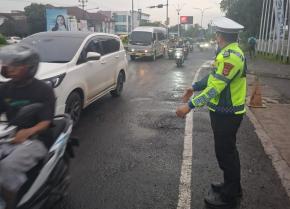 Satlantas Polres Karawang Lakukan Pelayanan Humanis melalui Pengaturan Arus Lalu Lintas
