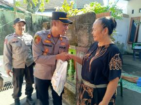 Sambut Hari Bhayangkara ke-80, Polsek Selaparang Salurkan Bantuan Sosial untuk Warga Kurang Mampu