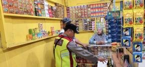 Prekat Polsek Banyusari Gelar Razia Miras Demi Ciptakan Situasi Kamtibmas Kondusif