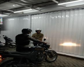 Cegah Aksi C3, Personil Polsek Tegalwaru Patroli Dini Hari Pastikan Pertokoan di Desa Cintalaksana Aman

