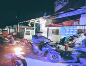 Personil Polsek Tegalwaru Gelar Patroli Malam Sambang dan Edukasi Warga Mekarbuana Jaga Kamtibmas