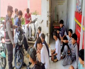 Personil Polsek Tegalwaru Sambang Warga Cintalanggeng Edukasi Bahaya TPPO Pada Patroli Siang