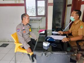 Anggota Polsek Tirtajaya melaksanakan Monitoring Pelaksanaan Pelayanan Kesehatan di Puskesmas Pembantu Desa Pisangsambo