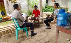 Bhabinkamtibmas Polsek Terus Edukasi Bahaya Judi Online kepada Warga