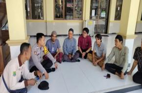 Gelar Jumat Curhat, Polisi Banyusari Brigadir Alpian Budi Dengarkan Keluhan Warga