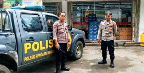Sat Samapta Polsek Rengasdengklok, Giat Patroli Dialogis Dan Berikan Himbauan Kepada Tukang Parkir