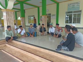 Kapolsek Batujaya melaksanakan Kegiatan Jumat Curhat bersama Masyarakat di Masjid Jamie Jamiatul Hikmah Desa Batujaya