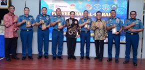 KAS KORMAR HADIRI PENYERAHAN 1.000 AL-QUR’AN DARI YMSM KEPADA JAJARAN TNI AL