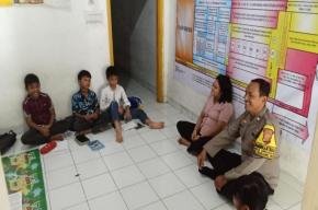Sampaikan Kamtibmas, Bhabinkamtibmas Polsek Telukjambe Timur Sambangi Jemaat Gereja GBI