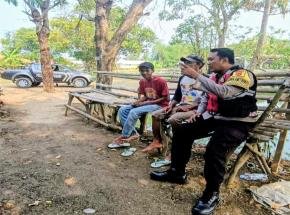 Anggota Bhabin Polsek Banyusari Melaksanakan Sosialisasikan Bahaya Judi Online Kepada Masyarakat