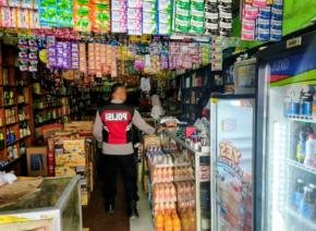 Personil Polsek Tegalwaru Patroli Dialogis Siang hari Sambang Pertokoan di Loji Ajak Waspada