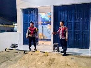 Upaya Anggota Polsek Batujaya Gencar Ciptakan Keamanan di Bank Mandiri Unit Batujaya pada malam hari
