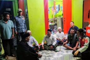 Bhabinkamtibmas Polsek Tegalwaru Sambang Warga Cilaksana, Sampaikan Bersama Peduli Gukamtibmas
