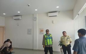 Anggota Polsek Batujaya Sambangi Scurity Bank BJB Unit Batujaya di siang hari