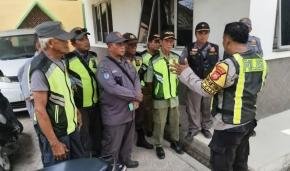 Jelang Pilkades Serentak 2026, Bhabinkamtibmas Polsek Klari Berikan Penyuluhan Kamtibmas kepada Linmas Desa Cibalongsari