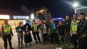 Personel Polsek Klari Laksanakan Patroli Sapa Warga dan Silaturahmi Kamtibmas Bersama Para Santri di Masjid Syeh Rahman, Desa Gintungkerta