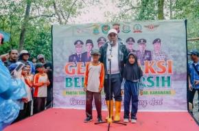 Di Bawah Rintik Hujan, Bupati Aep dan Forkopimda Karawang Rawat Mangrove Tangkolak Lewat Gerakan Indonesia ASRI 