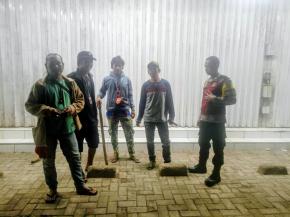 Anggota Polsek Batujaya melaksanakan Patroli Prekat KRYD pada malam hari di Wilayah Hukum Polsek Batujaya