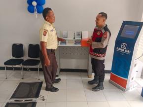 Personil Polsek Tegalwaru Patroli Siang Hari Sambang Kantor BRI Loji Imbau Satpam Jaga Waspada