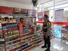 Patroli Rutin Personil Polsek Tempuran Res Karawang di area minimarket, Guna Cegah C3 di wilayah hukum polsek Tempuran.