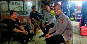 Bahas Kondisi Kamtibmas, Anggota Polsek Rengasdengklok Ngawangkong Bareng Bersama Warga