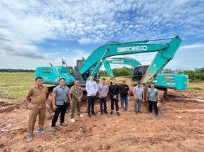 Polres Subang Cek Lokasi Dugaan Galian Tanah Merah Ilegal di Patokbeusi, Excavator Dipasangi Police Line