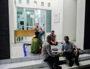 Personil Polsek Tegalwaru Patroli Malam Sambang Warga di Kantor Desa Cintalanggeng Edukasi Peduli Kamtibmas