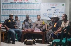 Patroli Dialogis Bhabinkamtibmas Desa Balonggandu Sapa Warga di Poskamling