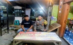 Bhabinkamtibmas Desa Pinayungan Rutin Laksanakan Patroli Dialogis, Sambang Humanis ke Warga Sukajaya secara Door to Door