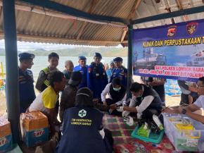 Polairud Polda NTB Hadirkan Klinik dan Perpustakaan Terapung di Sekotong Barat