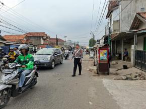 Potret Gatur Polantas di Karawang saat Urai Kemacetan Lalu Lintas di Jalan Raya