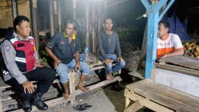 Bhabinkamtibmas Polsek Telagasari Cegah Gukamtibmas Malam dan Giatkan Ronda Bersama Warga Binaan