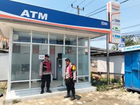 Anggota Polsek Batujaya Ciptakan Keamanan Bank BRI Unit Batujaya di siang hari